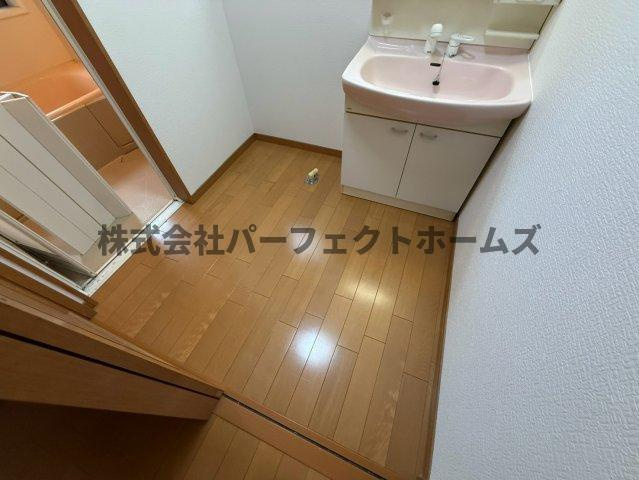 津田山手2丁目戸建　賃貸の洗面所|コンパクトで使いやすい洗面所