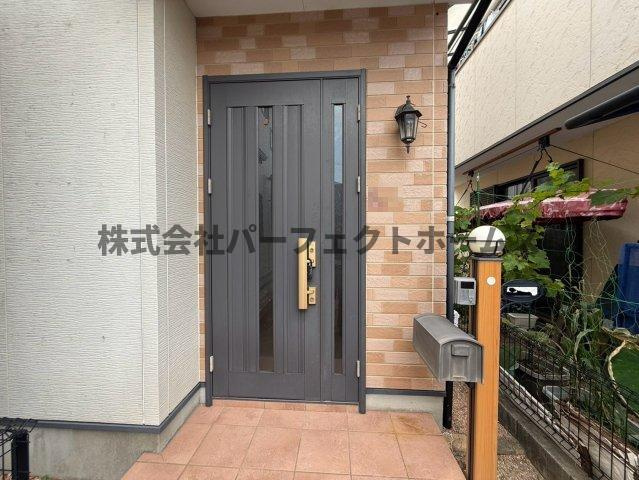 津田山手2丁目戸建　賃貸の玄関|収納もある玄関です