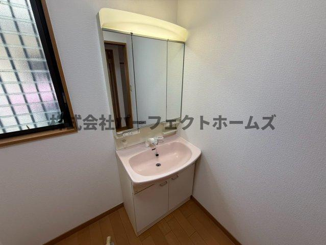 津田山手2丁目戸建　賃貸の独立洗面台|独立洗面台あり、毎朝おしゃれに忙しい女性の方におすすめです