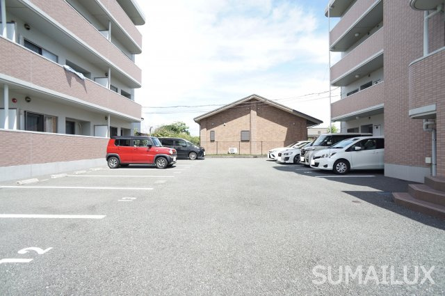 熊本市南区平田２丁目の賃貸マンションの駐車場