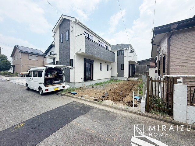 【外観】 | 青く澄み渡った綺麗な空と、陽の光をたっぷりと受ける、そんな新築住宅で新生活をスタートしてみませんか？見学・ご相談等、ミライズホーム(株)までお気軽にご連絡下さい。