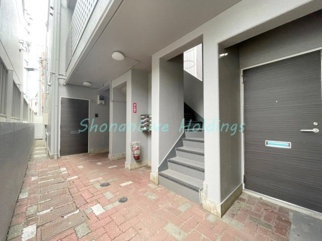 藤沢市鵠沼の賃貸マンションのエントランス