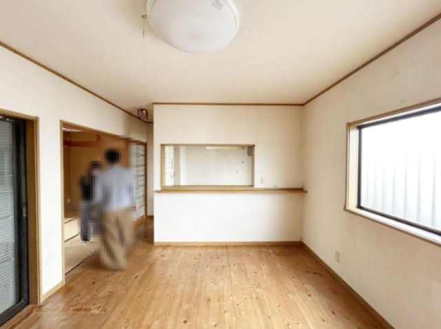 ひたちなか市大字中根　中古戸建の居間・リビング|お子様が元気に遊べる広々としたリビングです。