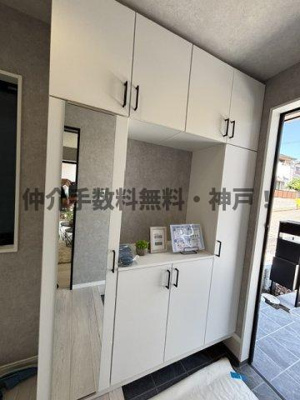 【玄関】 | 神戸市垂水区桃山台3丁目　新築戸建2号棟　仲介手数料無料！ | ゆったりとした玄関です