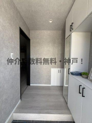 【玄関】 | 神戸市垂水区桃山台3丁目　新築戸建2号棟　仲介手数料無料！ | 収納もある玄関です