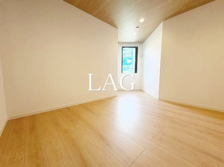 【居間・リビング】 | 町屋ＰｒｉｍｅＣｏｕｒｔ | 洋室のお部屋です。
