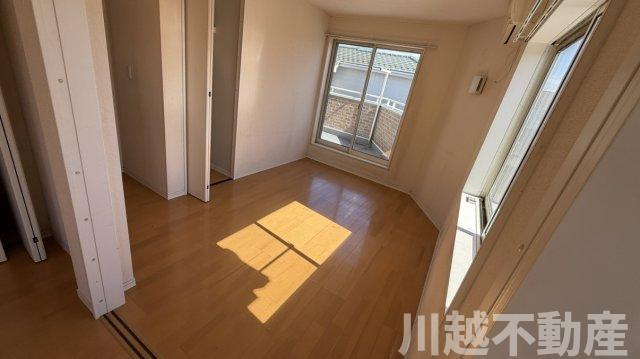 広々明るいリビングで家族団らんの洋室|室内クリーニング前