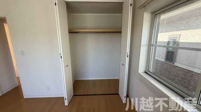 広々明るいリビングで家族団らんの収納|室内クリーニング前