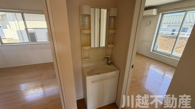 広々明るいリビングで家族団らんの独立洗面台|室内クリーニング前