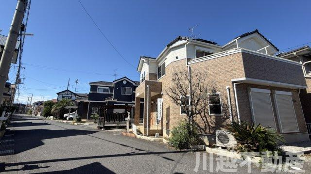 広々明るいリビングで家族団らんの前面道路含む現地写真