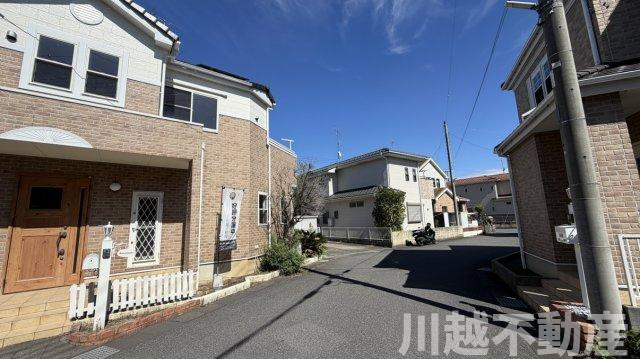 広々明るいリビングで家族団らんの前面道路含む現地写真