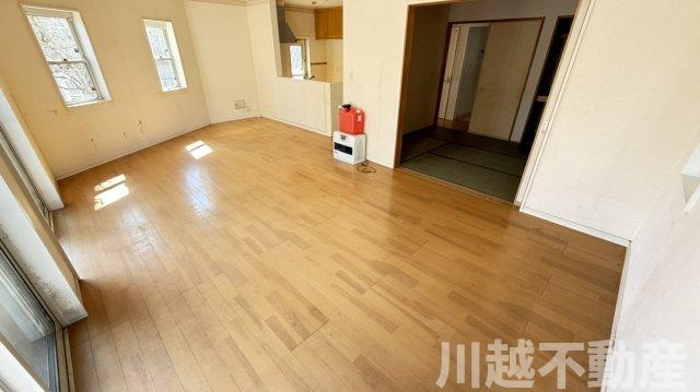 広々明るいリビングで家族団らんの居間・リビング|室内クリーニング前