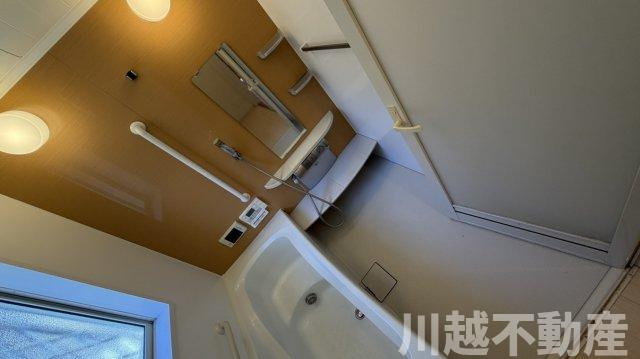 広々明るいリビングで家族団らんの浴室|室内クリーニング前