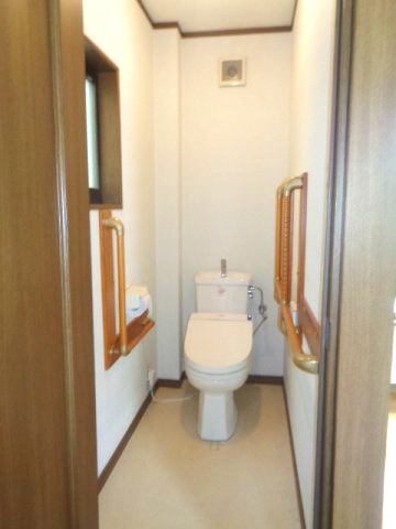 本庄町1丁目　のトイレ|2階トイレ　窓があるトイレは、明るく換気も安心

