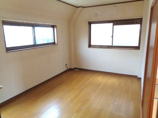 本庄町1丁目　の洋室|３階洋室　たっぷりの陽射しを確保する2面採光です

