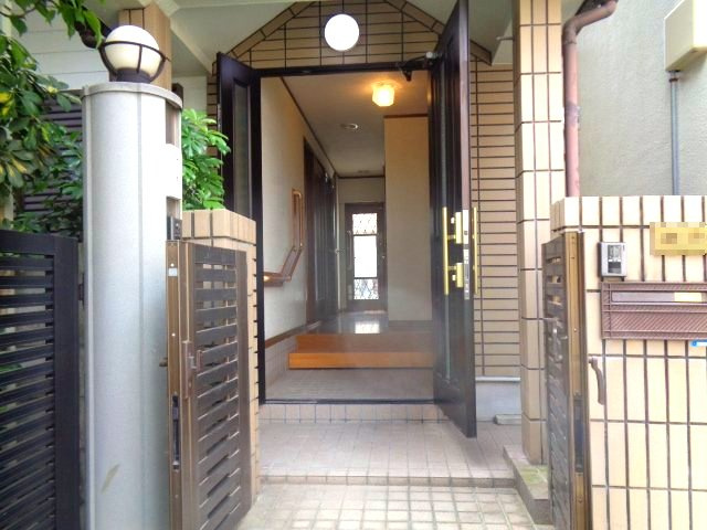 本庄町1丁目　の玄関|プライバシー＆防犯面・独立性を高める玄関ポーチ付