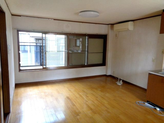 本庄町1丁目　の居間・リビング|日光が入りやすく明るい空間をつくれるLDK