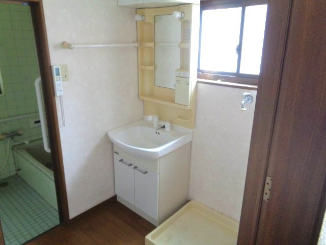 本庄町1丁目　の洗面所|臭いも湯気もこもらないように洗面所に窓をつけてスッキリ綺麗な空気を取り入れられます
