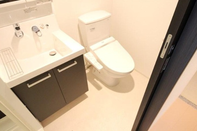 【独立洗面台】 | エステムコート阿波座プレミアム | 独立洗面台、小物を置くことができて便利です