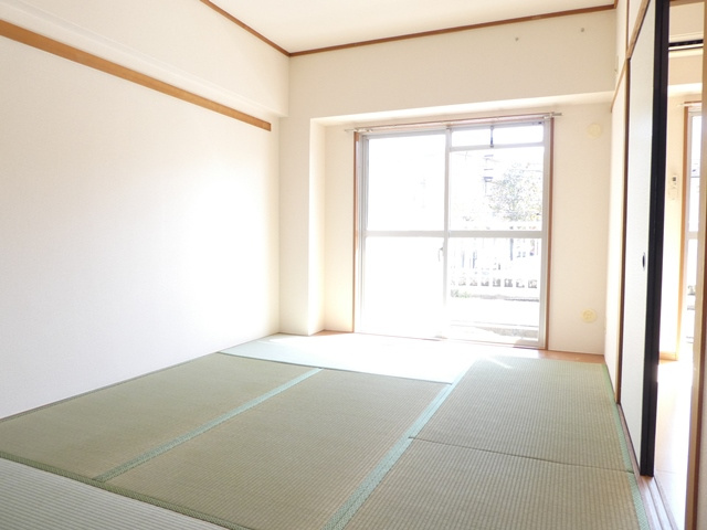 和室６帖も南東向き陽当り良好です。エアコンも付けられます♪