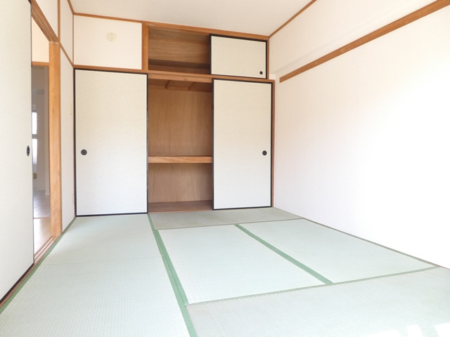 和室６帖の押入は広々１間分もあり、天袋もございます♪