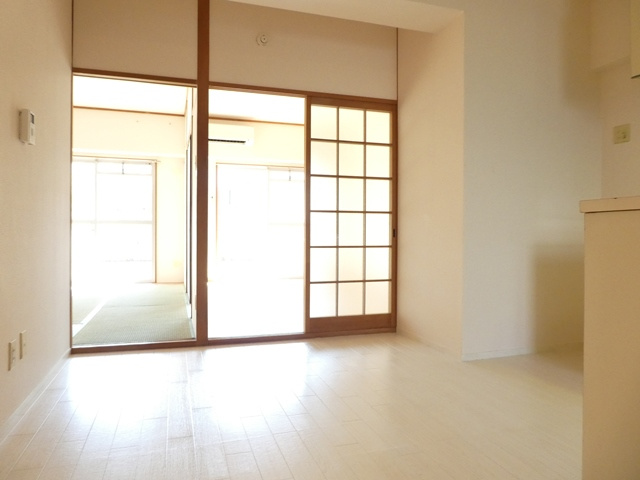 玄関側からのダイニングのお写真です。明るいお部屋です♪