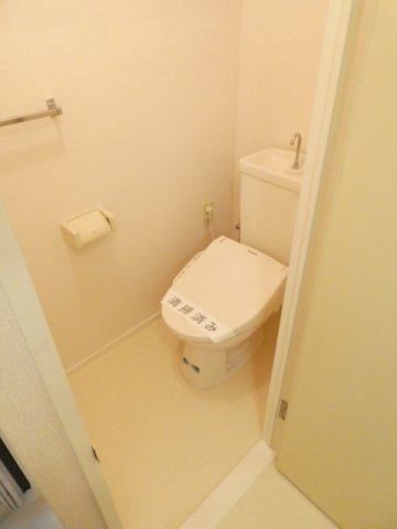 温水洗浄便座付きのトイレで便座も温かいです♪