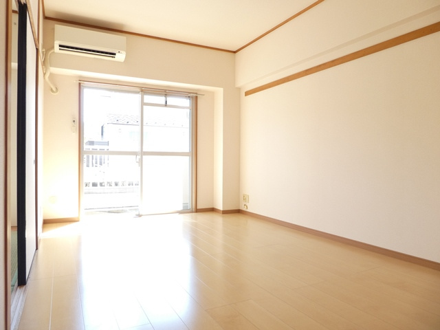 南東向きで明るい洋室６帖です。エアコン付きです♪
