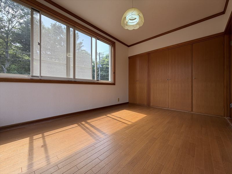 伊豆急一碧台　陽当たりの良いお庭で菜園可能な3LDK　1680万円の洋室|明るく、収納たっぷりの洋室