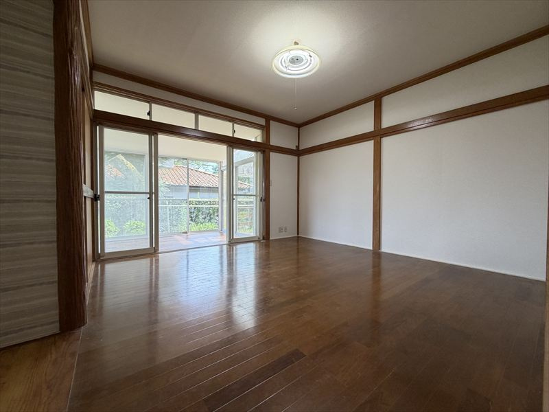 伊豆急一碧台　陽当たりの良いお庭で菜園可能な3LDK　1680万円の洋室|サンルームにつづく8帖洋室