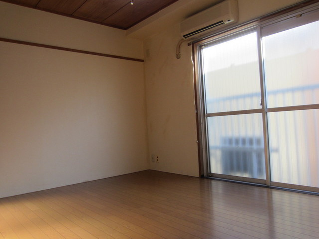 池田コーポの居間・リビング|居室内、日当たり良好です。