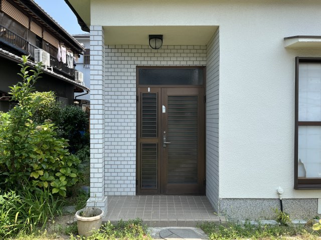 熊取町東和苑　中古戸建の玄関
