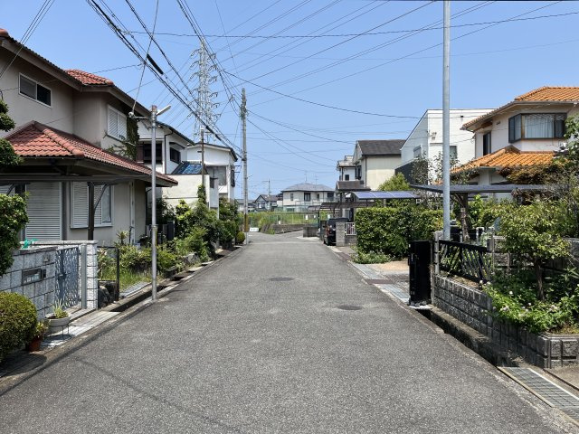 熊取町東和苑　中古戸建の前面道路含む現地写真