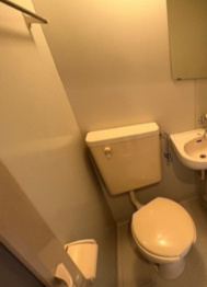 シンプルで掃除のしやすいトイレです♪