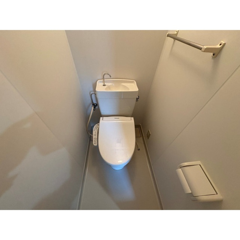 温水洗浄便座付きのトイレです♪