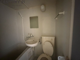 シンプルで掃除のしやすいトイレです♪