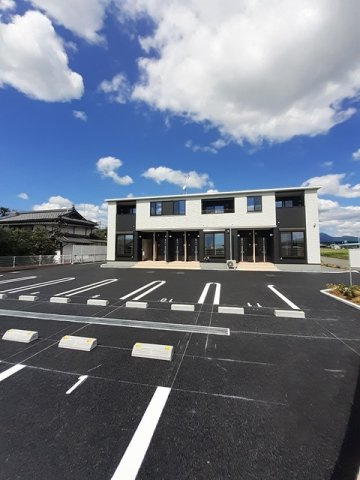 菊池市西寺のアパートの駐車場