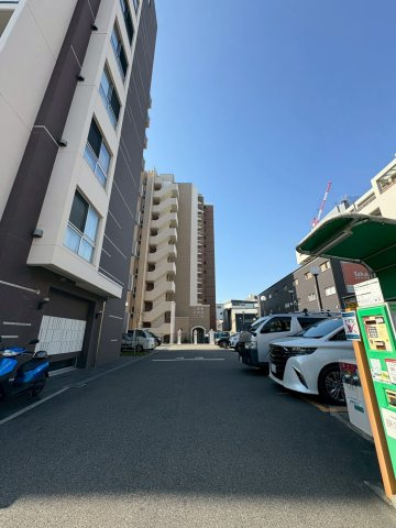 コーラルポワント難波WESTの駐車場