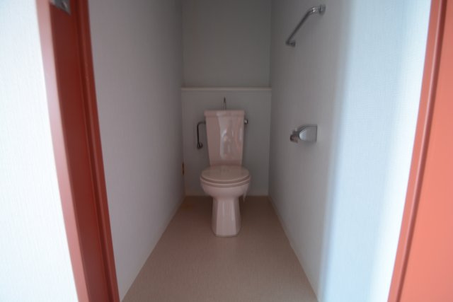 シンプルで掃除のしやすいトイレです♪