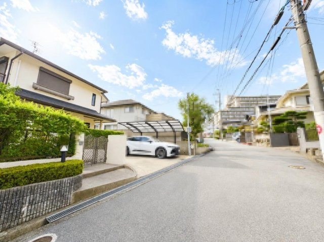 山之上西町　中古一戸建ての前面道路含む現地写真|■物件内覧・資金計画相談・住宅ローン相談、リフォーム相談、お問合せ受付中■
※当日・翌日のご内覧、ご相談はお電話でのお問合せがスムーズです！