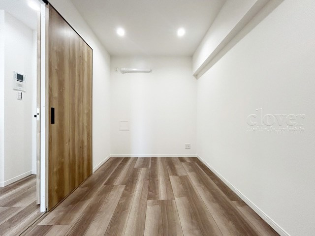 【洋室】 | ライオンズマンション成増 | ベッドルームとして使うか、あるいは収納として使うか、洋室を見るときは具体的な用法や家具配置などをぜひご想像ください。～即日のご見学可能～　お問合せはお気軽にどうぞ。