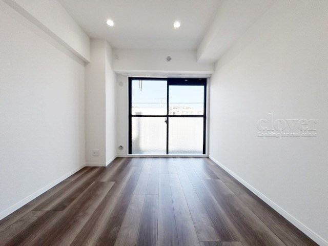 【寝室】 | ライオンズマンション成増 | 窓から明るい光が差し込む洋室。ベッドを置いて個人居室にする場合は、多くの時間を過ごすことになる空間です。使い勝手や落ち着きを想像してください。～即日のご見学可能～　お問合せはお気軽にどうぞ。