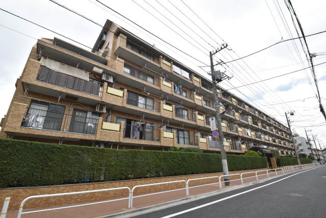 【駐輪場】 | ライオンズマンション成増 | 自転車置き場。マンションの共用部にあたります。空きの有無や駐輪料金、各戸の台数制限などについては、改めてお問い合わせください。～即日のご見学可能～　お問合せはお気軽にどうぞ。

