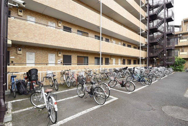 【駐車場】 | ライオンズマンション成増 | バイク置き場。空き区画の有無や駐輪料金、サイズおよび排気量規定などについては、改めてお問い合わせください。～即日のご見学可能～　お問合せはお気軽にどうぞ。
