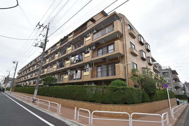 【外観】 | ライオンズマンション成増 | 手入れの行き届いた外壁やエントランスなど、「見ればわかる」レベルで清潔感を保ったマンションです。築年数を感じさせない姿で皆様をお出迎えします。～即日のご見学可能～　お問合せはお気軽にどうぞ。
