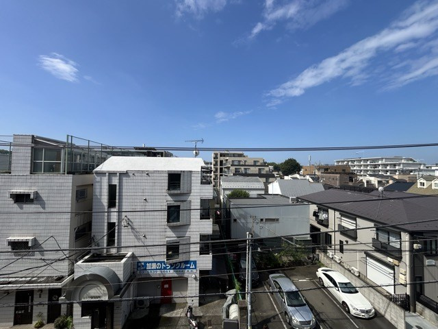 【展望】 | ライオンズマンション成増 | 眼前に広がる空の雄大さと、このお部屋の自慢の一つである「眺望」をご覧ください。毎日、この景色を独り占めできる新生活に夢が広がります。～即日のご見学可能～　お問合せはお気軽にどうぞ。