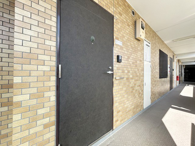 【その他共用部分】 | ライオンズマンション成増 | 皆様をお迎えする、お部屋の玄関ドア。開けやすさや開放角度、ドアノブの操作しやすさや鍵の形状などを、現地で一度ご確認ください。～即日のご見学可能～　お問合せはお気軽にどうぞ。