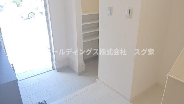 高槻市大和２丁目新築戸建て住宅２号棟の玄関