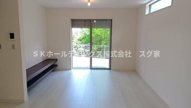 高槻市大和２丁目新築戸建て住宅２号棟の居間・リビング