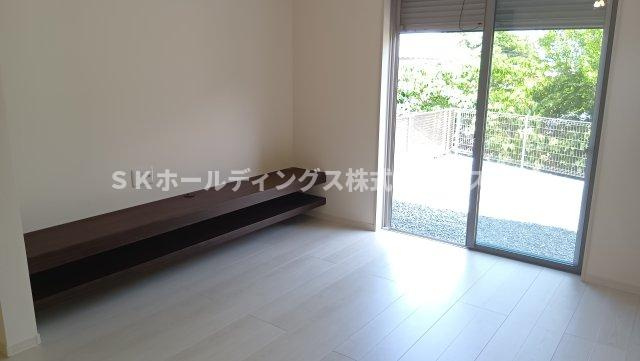 高槻市大和２丁目新築戸建て住宅２号棟の居間・リビング